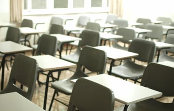 Stolar i ett klassrum.