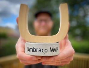 Dennis Adolfi håller i Umbraco MVP pris