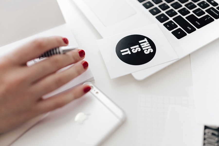 3-bra-tips-till-den-skrivande-webbredaktörn-skriva-på-dator